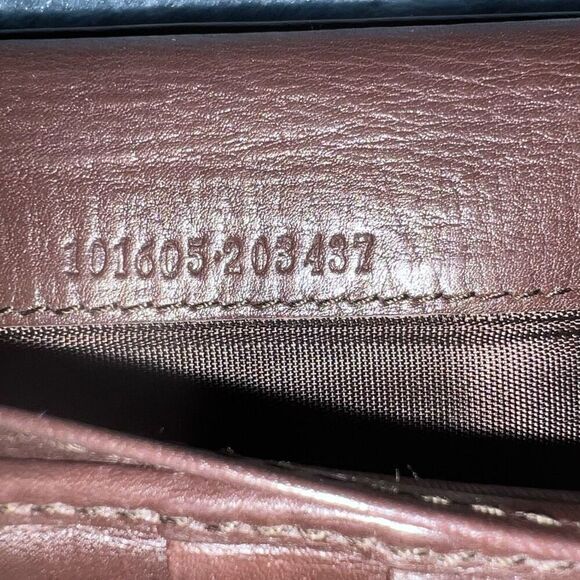 Vintage Gucci Smooth Leather Long Wallet Unique Clasp Made in Italy GG - Picture 15 of 15